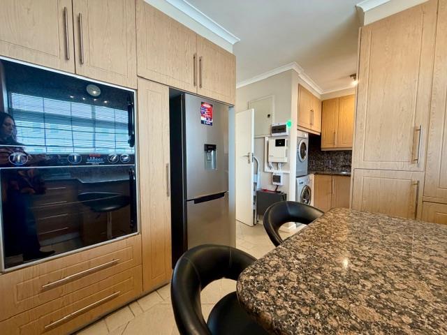 To Let 4 Bedroom Property for Rent in Sea Point Western Cape